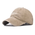 Détail de la texture en coton délavé et broderie 'Mama' sur casquette kaki - Kaki