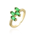 Detail eines 18K vergoldeten offenen Rings mit grünen Zirkonia und Akzentsteinen - Einstellbar Offen / Gold/Grüner Zirkonia