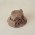 Detalle del sombrero de paja tejido para bebés con un lazo de cinta marrón oscuro - Lazo Pequeñas Orejas (Estilo 3D) / café