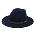 Détail d'un chapeau en laine bleu avec ceinture en cuir marron et rivets dorés - Bleu marine