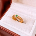 Detail eines vintage 24k vergoldeten Rings mit Blumenätzung und grünem Edelstein - Vintage Goldstil mit grünem Zirkonia (WR631)