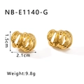 Detailweergave van 18k vergulde roestvrijstalen oorringen met een unieke textuur - 18K goud / Gouden Stijl (NB-E1140-G)
