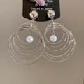 Vista macro de pendientes de plata multicapa con un colgante de perla blanca - Plateado