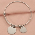 Detail van verstelbare zilveren roestvrijstalen armband met ronde en hartvormige bedels - Staalkleur