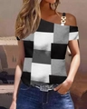 Detail eines One-Shoulder-Tops mit schwarz-weißem Gittermuster und goldener Ketten-Schnalle - S / Schwarz-Weiß Kariert