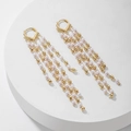 Detalle de cuentas doradas y borlas de perlas rosas en elegantes pendientes largos - Borla Dorada/Perla Rosa