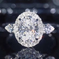Anillo halo de lujo con corte ovalado y piedras laterales de pera en plata fina - US 6 / Oro blanco