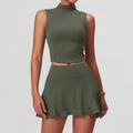 Eng anliegendes olivgrünes Yoga-Set mit High-Neck Crop-Top und Tennisrock mit Rüschen - S / Weste + Rock Waldgrün