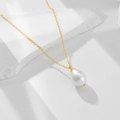 Elegante collana a catena dorata con un grande pendente di perla barocca d'acqua dolce - Argento 925 / Oro