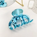 Grande pince à cheveux bleue brillante pour coiffures relevées sur surface blanche - 10.5cm / Bleu