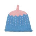 Detail der Baby-Strickmütze mit rosa Herz-Jacquard-Mustern und Rollrand-Design - M (52-54cm) / Blau