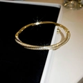 Primer plano de un brazalete dorado retorcido con brillantes diamantes de imitación - 1# Brazalete - Dorado (Bañado en Oro Real)