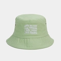 Détail de la broderie inspirante sur le chapeau bob en toile vert clair - Taille unique / Vert clair