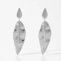 Detail von silbernen Edelstahl-Ohrringen mit Blattstruktur und elegantem, zweiteiligem Design - Blatt-Stil (D3154) / Silber
