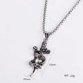 Detail van de zilveren slang zwaard hanger met afmetingen 53mm bij 23mm en gewicht 25g - Slang Om Zwaard Stijl (4)
