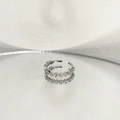 Dettaglio dell'anello aperto in argento con zirconi incastonati su superficie a specchio - Stile Pavé Argento (Anello Aperto n. 1)
