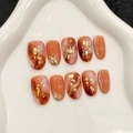 Korte ronde kunstnagels met karamel marmertextuur, goudfolie en 3D metallic lijnpatroon - XS / Korte Ovale Karamel Goudfolie Stijl (1949)