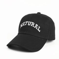 Dettaglio del ricamo bianco 'NATURAL' su un berretto da baseball in cotone nero - Regolabile / Nero