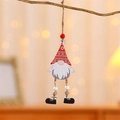 Gnomi di Natale in legno con gambe pendenti appesi a un ramo di albero in stile rustico - Stile barba