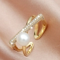 Anillo dorado minimalista con perla blanca y circón sobre fondo de seda rosa - Abierto Ajustable / Estilo Perla y Circonita Dorada (DR3115)