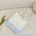 Detail van de bloemen canvas tas met blauwe hartstiksels en witte kanten afwerking - Konijnenparadijs (Paars Floral/Blauw)