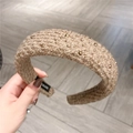 Détail d'un serre-tête fait main en tweed beige orné de strass et de perles de cristal - Marron café
