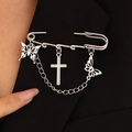 Spilla punk argento con catena e ciondoli a farfalla e croce su bavero nero - Stile Farfalla (7738)