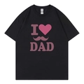 T-shirt nera con scritta I Love Dad rosa e stampa di baffi viola in stile casual - XS / Stile I Love Dad / Nero