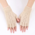 Detalle de los calentadores de brazo de punto beige con diseño de rombos para mujer - Talla única / Beige