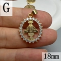 Detalle del colgante Guadalupe dorado de 18mm con brillantes piedras de circonita cúbica - Estilo G-Virgen microengastada (18mm)
