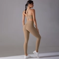Detail van sportbeha met kruisrug en yoga-legging met hoge taille in aardetinten - S / Cacao