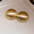 Retro goldene Kugelohrringe mit gebürsteter Metalltextur auf einer beigen Platte - 1# 925 Sterling Silber Ohrstecker - Gold - Kugel Rund