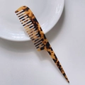 Minimalistische acetate puntkam met marmerpatroon in schildpadkleur en lange steel - Luipaardprint