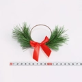 Kerst servetring met dennennaalden en rode strik, 15-18 cm op een witte achtergrond - Binnendiameter ca. 4,5 cm / Dennennaald strik servetring