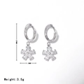 Pendientes de aro con flores de plata y circonitas blancas, altura 29mm y ancho 11,5mm - Platino