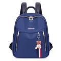 Dunkelblauer Oxford-Rucksack für Damen mit niedlichem Bärenanhänger und goldenem Logo - Blau mit Anhänger