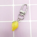 Mini portachiavi a forma di limone in resina gialla con anello d'argento e chiusura - Limone/Giallo