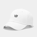 Detailaufnahme der schwarzen Kronenstickerei auf einer weißen Baumwoll-Baseballkappe - Verstellbar / Weiß