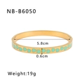 Détails d'un bracelet jonc plaqué or 18K avec cœurs en émail vert et dimensions - Style Cœur Vert Clair (NB-B6050)