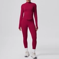 Detailansicht des tiefroten Yoga-Oberteils mit Daumenlöchern und nahtlosen Leggings - S / Burgunderrot