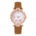 Détail macro de la lunette en or rose avec strass et cadran à fleurs pour montre femme - Montre Marron Seule
