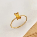 Vista dettagliata di un anello vintage a corda d'oro con una gemma gialla rettangolare - US 7 / Oro - Zircone Giallo