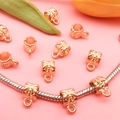 Primer plano de cuentas y colgantes de metal dorado para crear joyas personalizadas - 17689 / 6*10mm / Oro KC