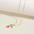 Detailopname van een gouden halsketting met een rood en groen emaille rooshangertje - Roos Stijl