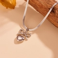 Dettaglio del ciondolo a fiocco e cuore d'argento su catena piatta a serpente - Collana d'Argento