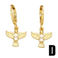 Vue détaillée des boucles d'oreilles oiseau en or avec des pierres en zircone blanc - Style Oiseau / Or