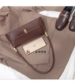 Sac baguette en cuir marron foncé avec boucle dorée sur un fond de blazer beige élégant - Brun Rougeâtre