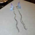 Vue détaillée des boucles d'oreilles papillon violet avec strass et pompons argentés - 35# Clip d'oreille pampille papillon strass dégradé bleu-violet