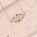 Detaillierte Makroaufnahme des vergoldeten Evil Eye Anhängers mit bunten Zirkonia-Steinen - Rechteckiger Bunter Stil(5#)