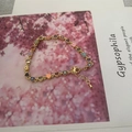 Dettaglio del bracciale a cuore con malocchio in smalto colorato e catena placcata oro - Colorato